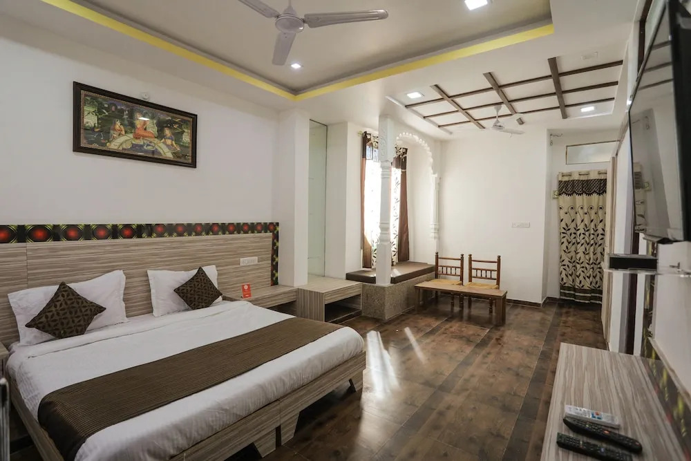OYO 9760 Home Tej Vilas Near Celebration Mall