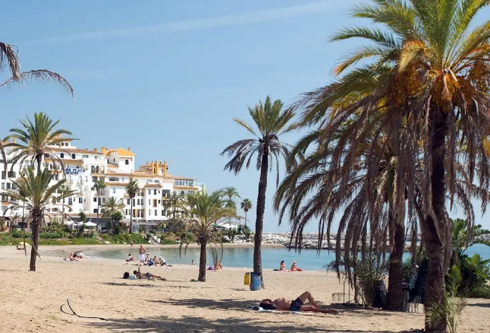 Beach Front Apt, Puerto Banus, Family Freindly, Free Wifi /parking.pools, Aircon