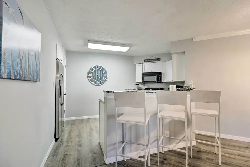 St Pete Condo w/ Patio & Pool ~ 2 Mi to Beach