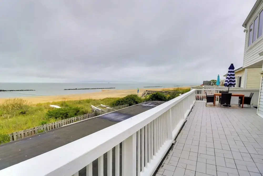 Pets Welcome: Beachfront Family Retreat in Norfolk