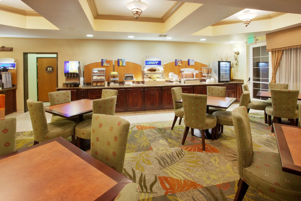 Holiday Inn Express & Suites Oakland - Airport by IHG