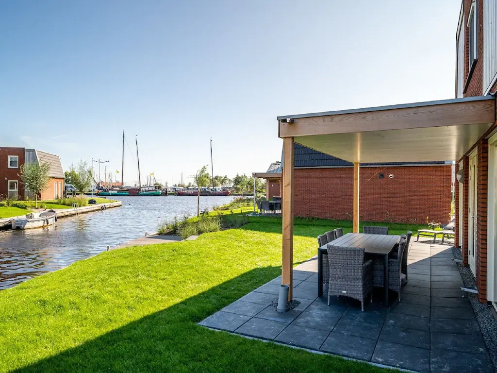 Holiday Home With Jetty Near Sneekermeer