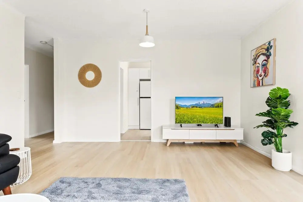 Bright and Convenient Apartment, Close to Shops