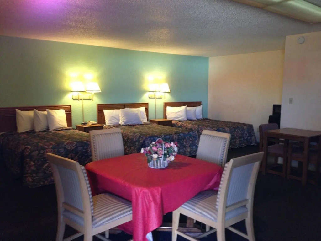 Super 7 Inn-Siloam Springs