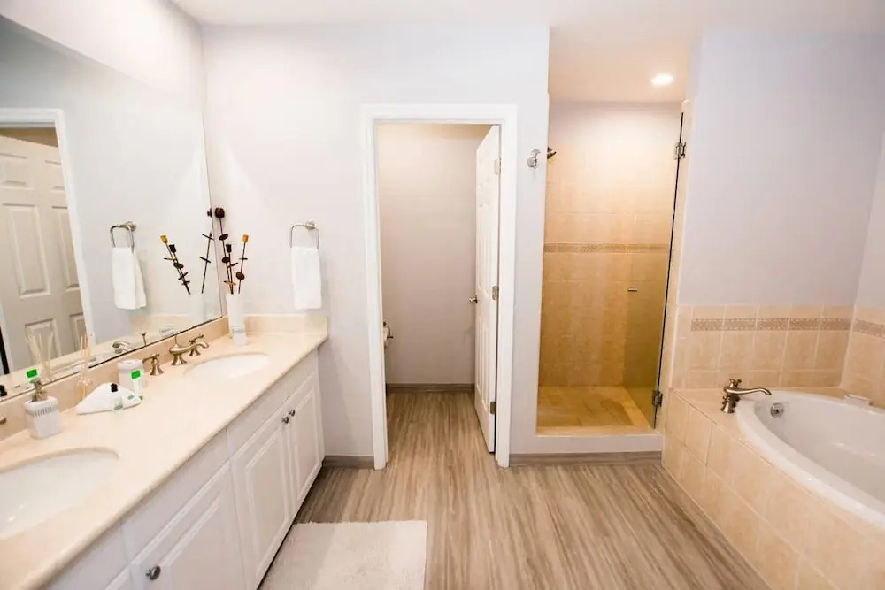 Chic Minimalist Condo with Swimming Pool, Hot Tub, and Beach Club Access