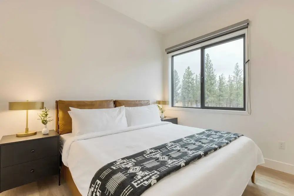 Sleeps 40! 8 Modern Units/20 Bdrs w/ Deck+hot Tub, 10mins to Downtown & Old Bend