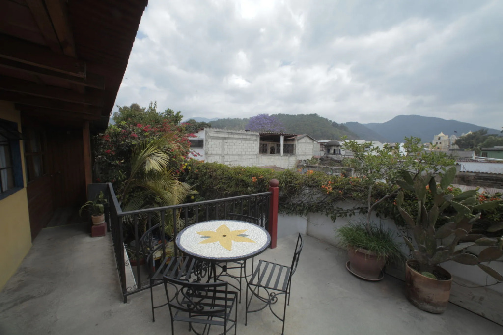 Yellow House Hostel B&B