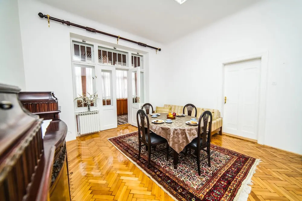 Spacious 3Bdr Apt With A Balcony In The Center
