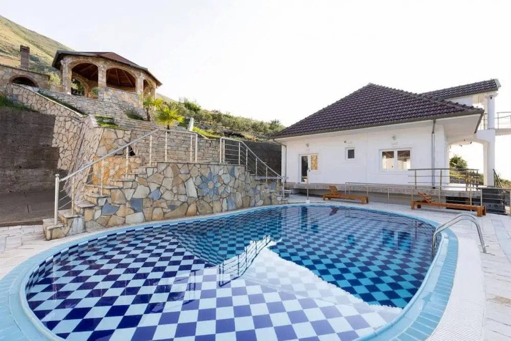 The Lake House 1 Pool Access