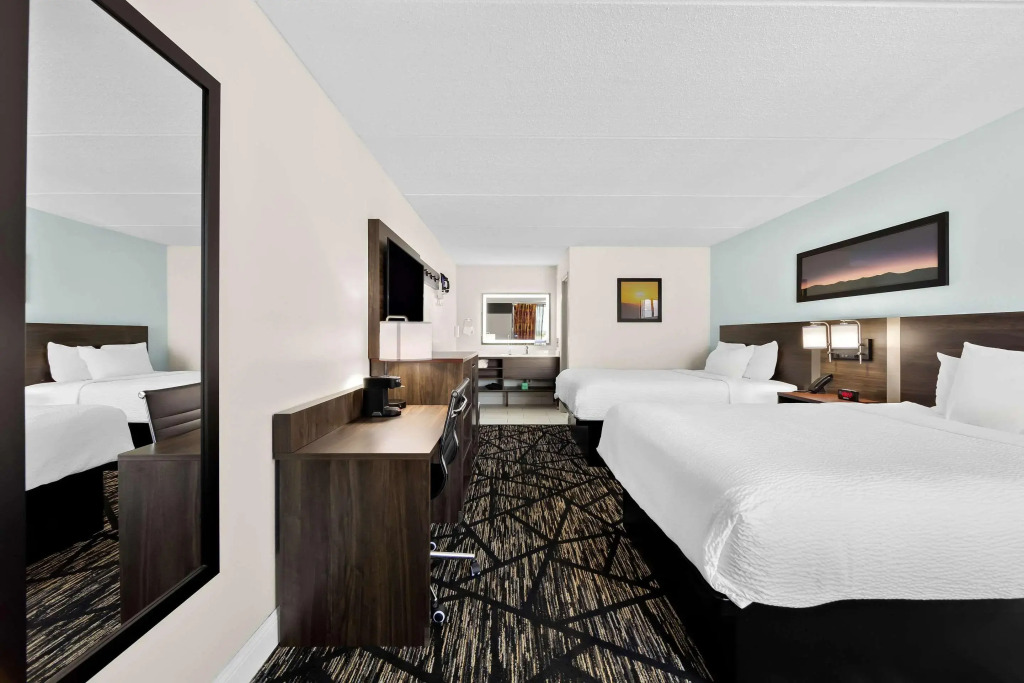 Clarion Inn & Suites near the Leconte Center Pigeon Forge