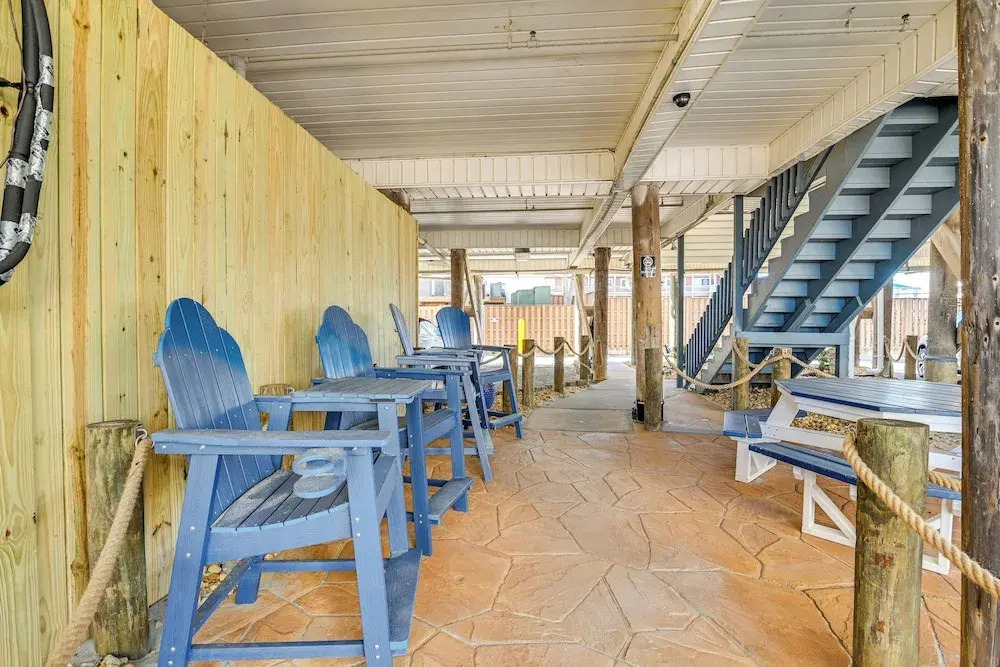 Cozy Beachfront Condo w/ Wifi, Views & Pool Access