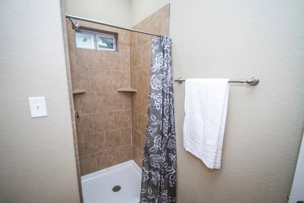 Hackberry St #A Renovated 2BR/2BA Near Downtown