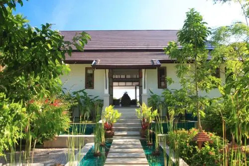 Ban Laem Set-Beachfront-4 Bedrooms