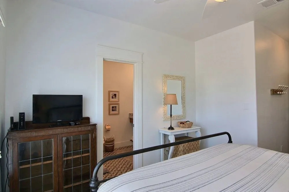 Three Keys Cottage 12 by RedAwning