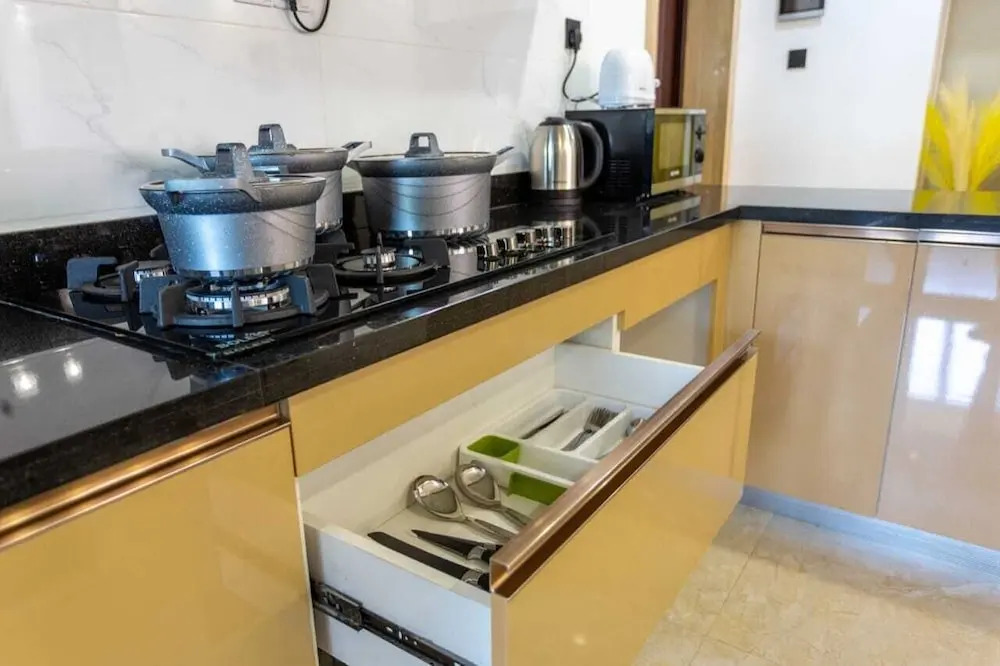 Stay.Plus Splash of Glam Lavington