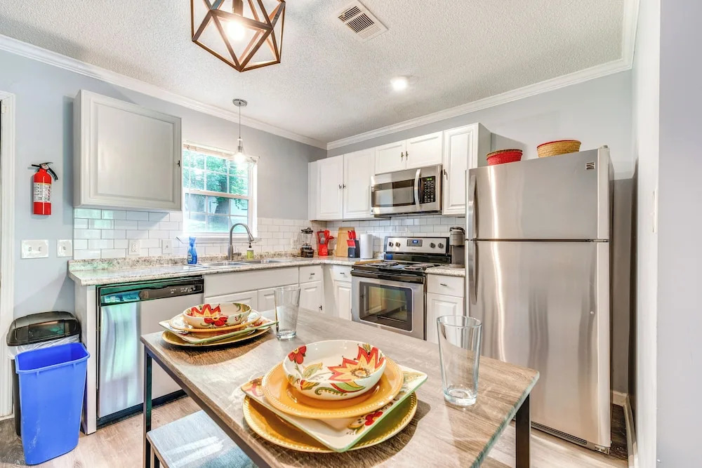 Convenient ATL Home with Yard, 6 Mi to Mercedes-Benz