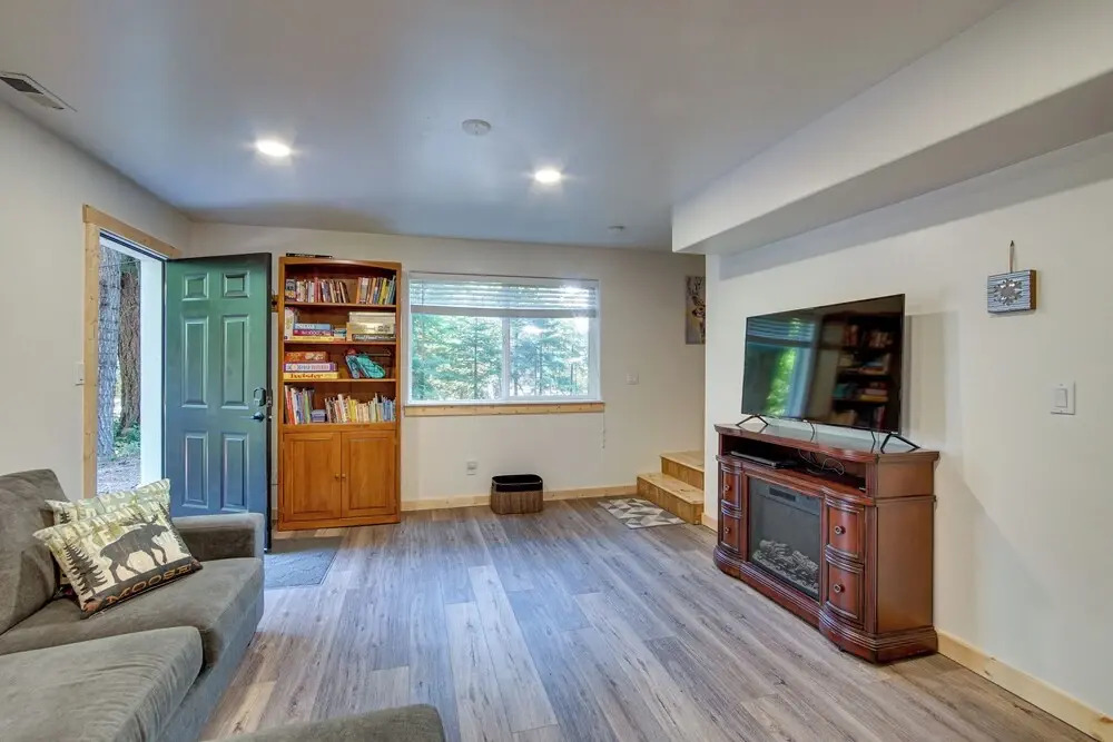 Unwind in Cle Elum: Hot Tub & Cozy Fireplace!