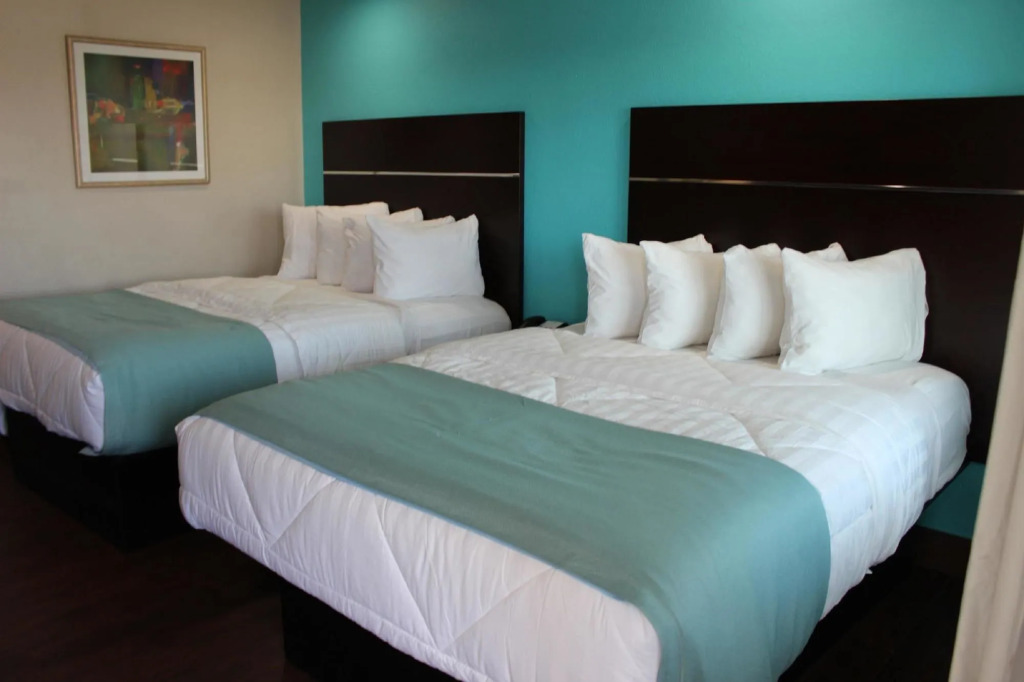 Spanish Trails Inn - Laredo Hotel