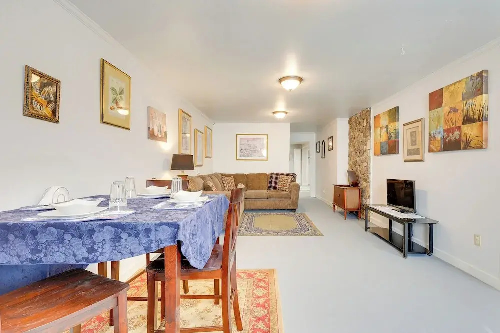 Comfortable Alabama Apartment: Pets Welcome!