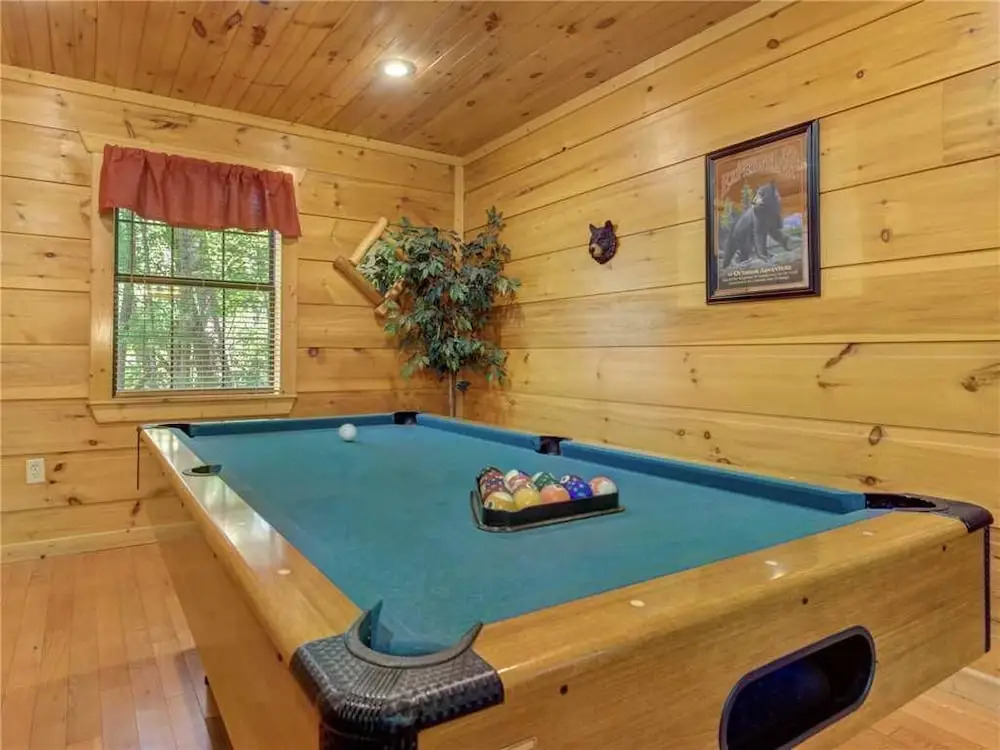 Bearadise 1 Bedroom Home with Hot Tub