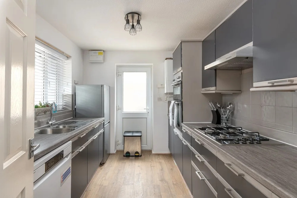 Milton Keynes Close to Station 6 bed Free Parking