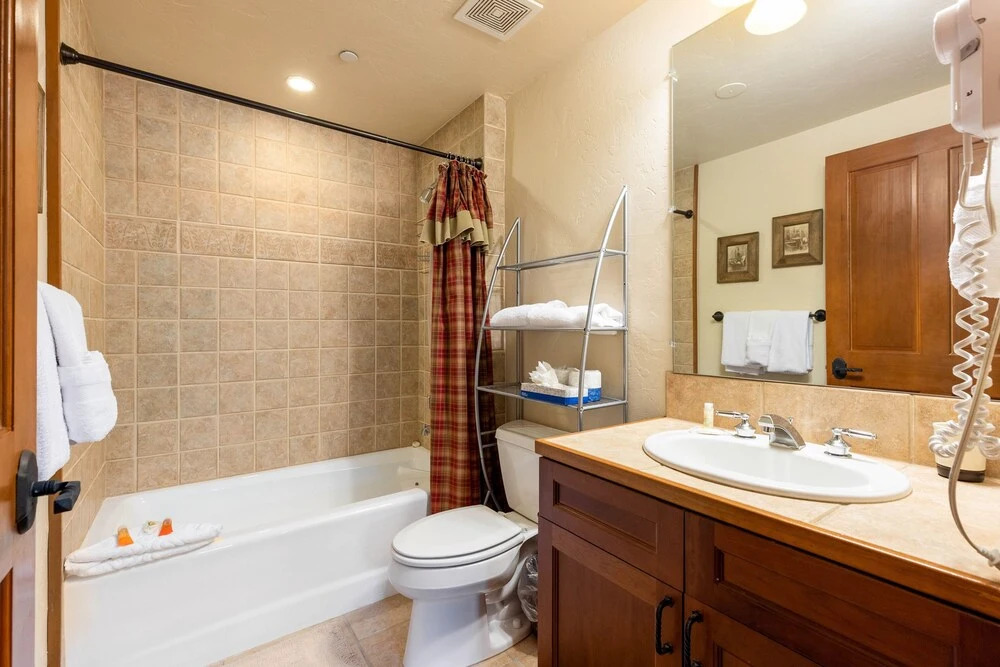 212 Oro Grande 2 Bedroom Condo by Redawning