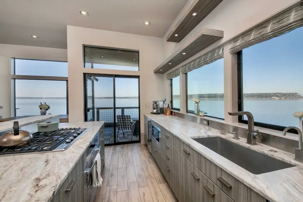 Langley Waterfront Condo by Avantstay A+ Views