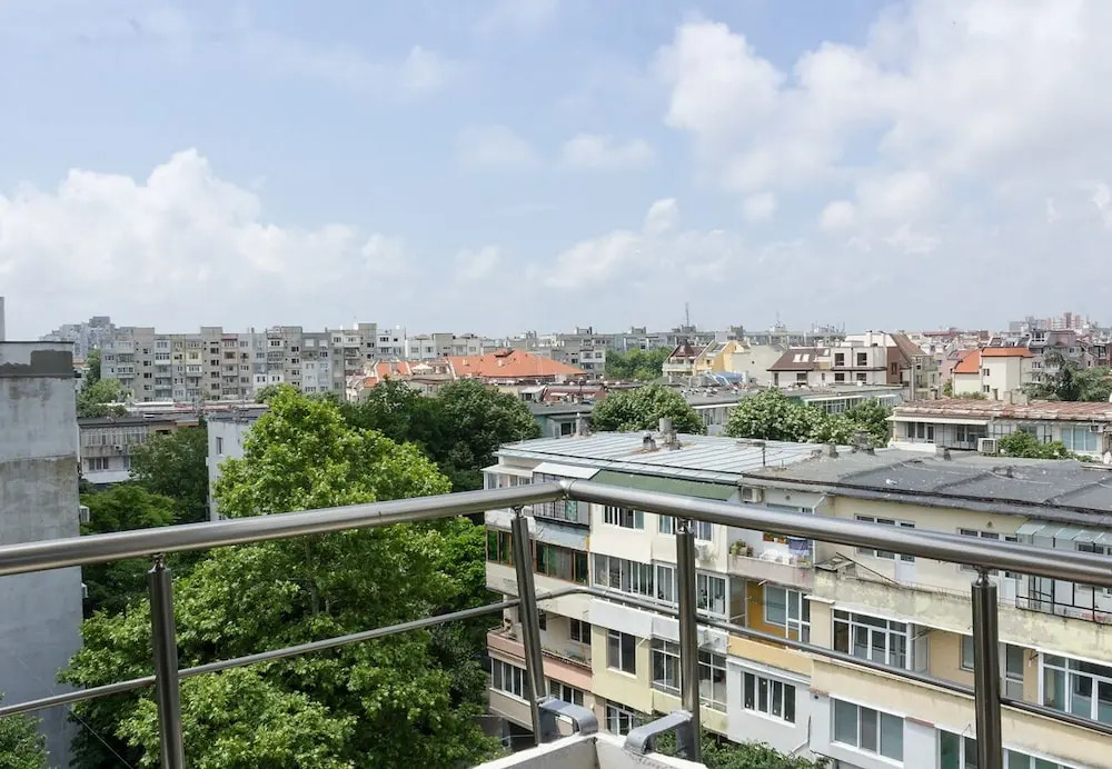 FM Deluxe 1-BDR Apartment - Just Like Home