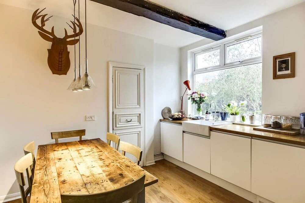 Spacious 3 Bedroom Home in North London W/terrace