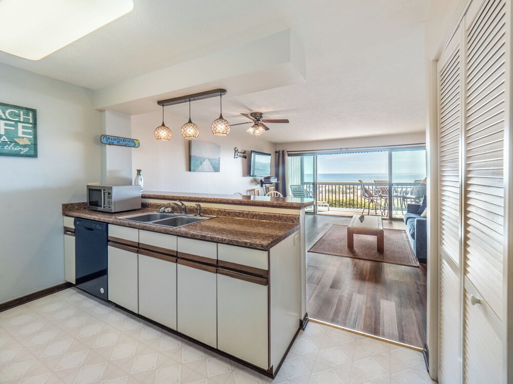 Oceanfront Condo with pool - Walk to the Tiki Bar