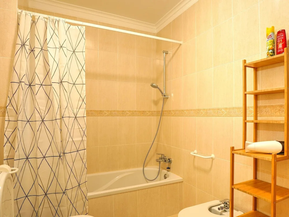 Beautiful Apartment With a Bedroom in Meia Praia and a Communal Swimming Pool