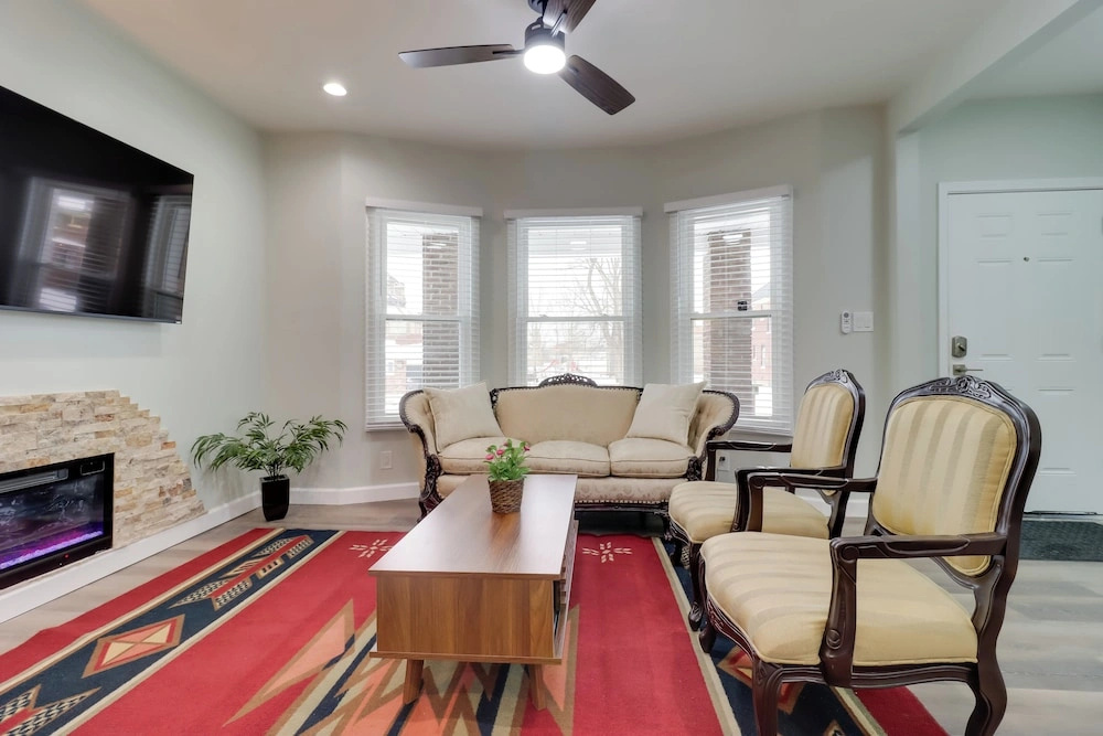 1 Mile to Henry Ford Hospital! Renovated Rental