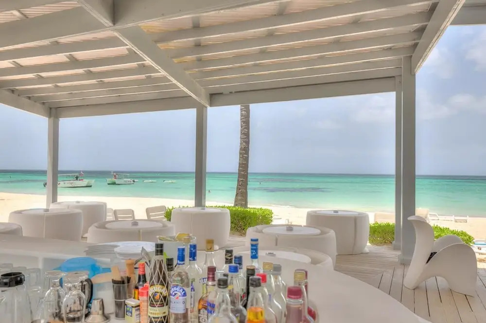 Unique Apartment With Pool View and few Steps Away From The Beach