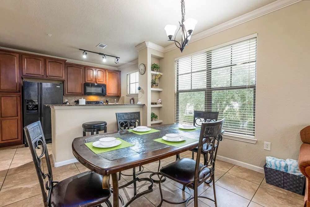 909bp 3 Bedroom Condo by Redawning