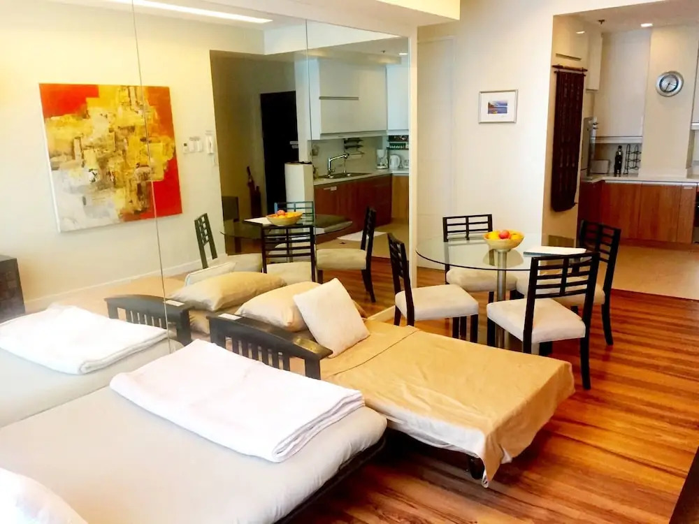 Elegant 2BR Apartment in Upscale Fort BGC Fast Wifi