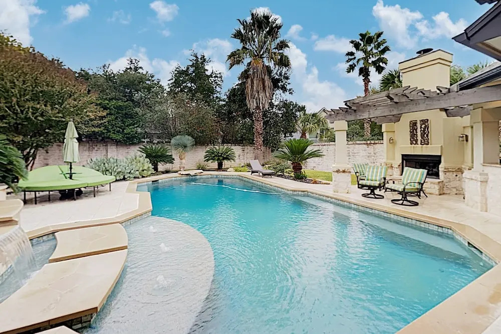West Lake Wonder W/ Private Pool & Outdoor Kitchen 6 Bedroom Home