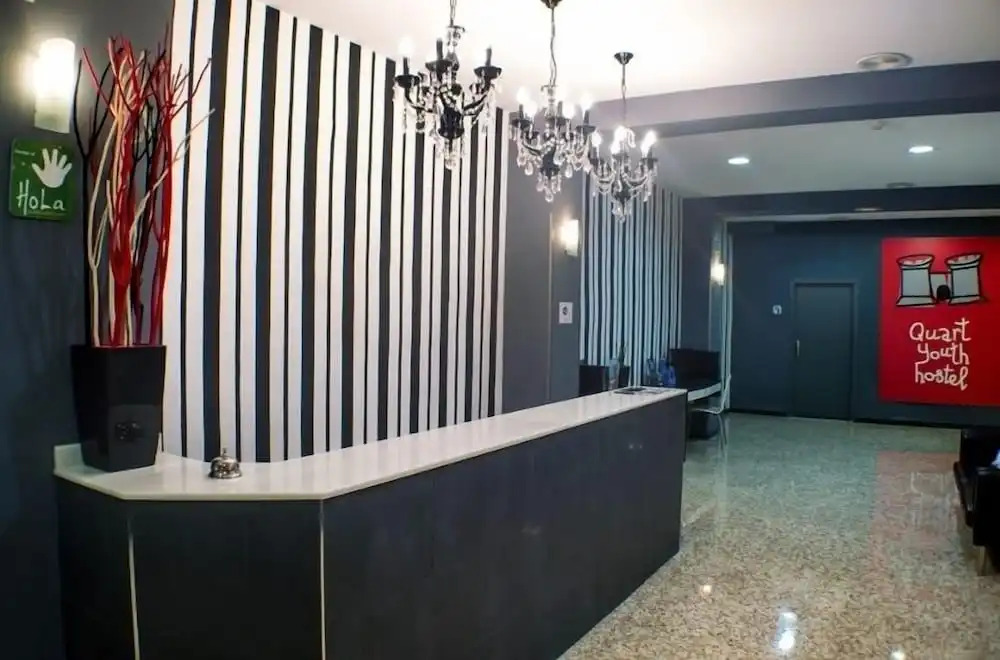 Quart Youth Hostel & Apartments