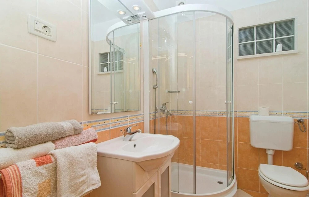 Awesome Home in Lokva Rogoznica With Wifi and 4 Bedrooms