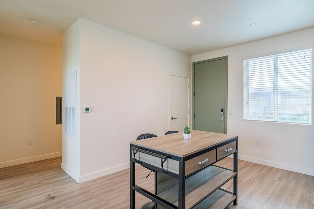 The Lotus Serene Stay with Pool-Gym-EV