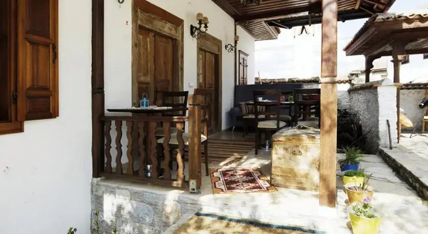 Collage House Hotel