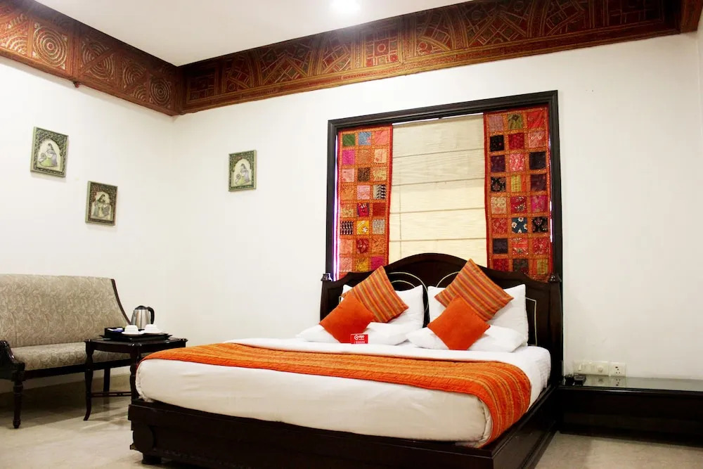 Qotel Signature Lavish Inn - Hotel in Rajouri Garden Near Metro & Pacific Mall