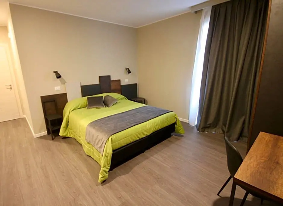 Pove 2.4 Hotel