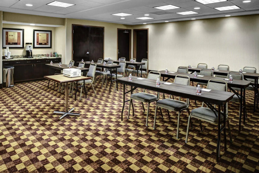 Hampton Inn and Suites Bakersfield / Highway 58