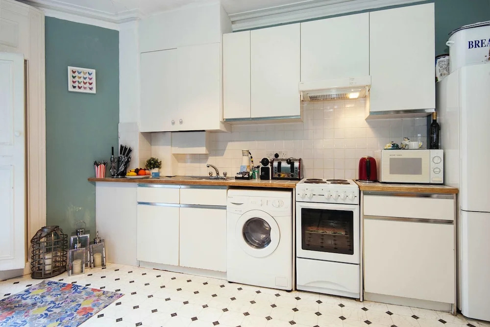 Bright Marloes Road Abode - CNRO