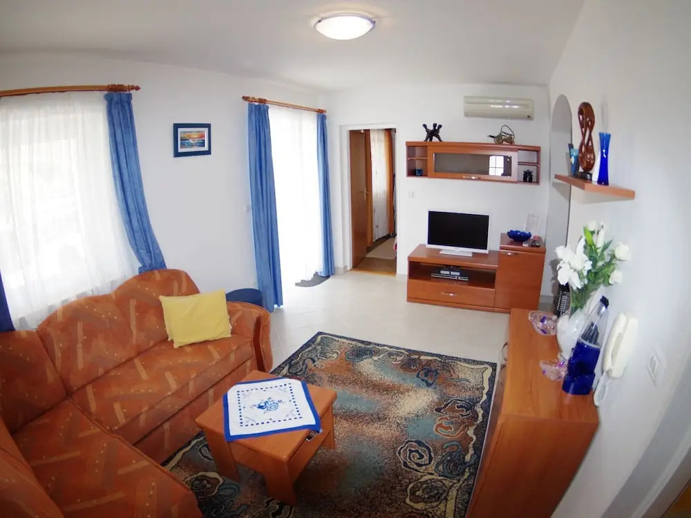 Garden-view Apartment With Terrace, 500m From the Sea, Parking, BBQ and Wifi