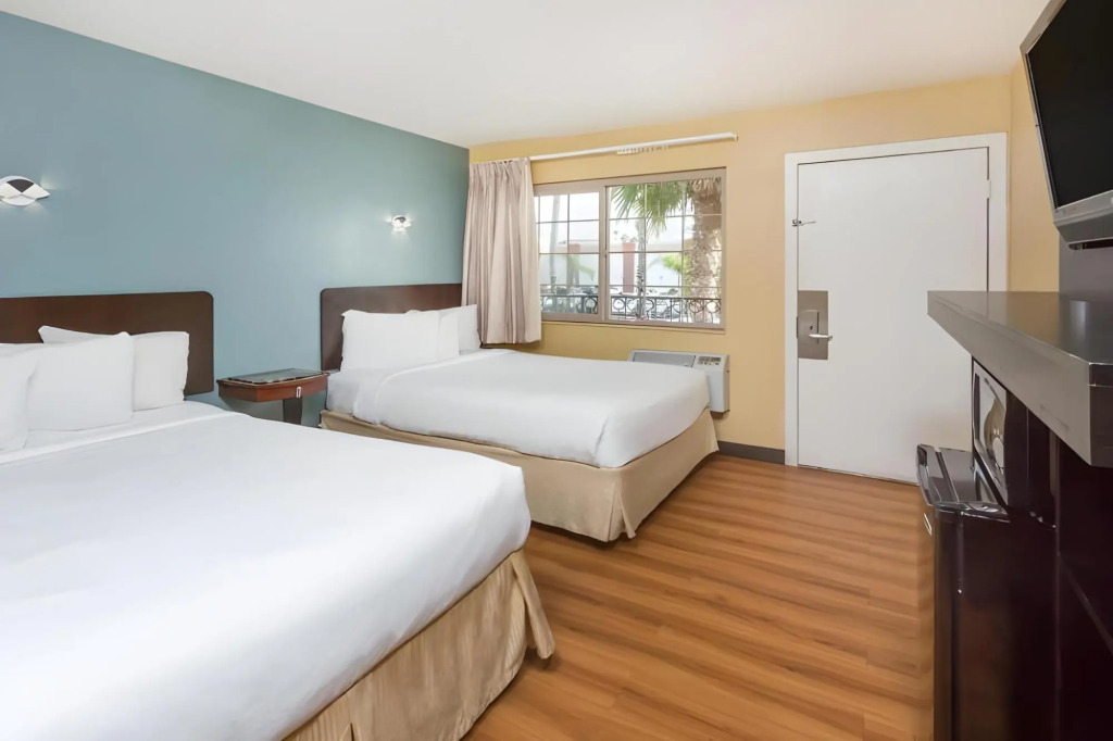 Hotel Avenida - Oceanside Camp Pendleton