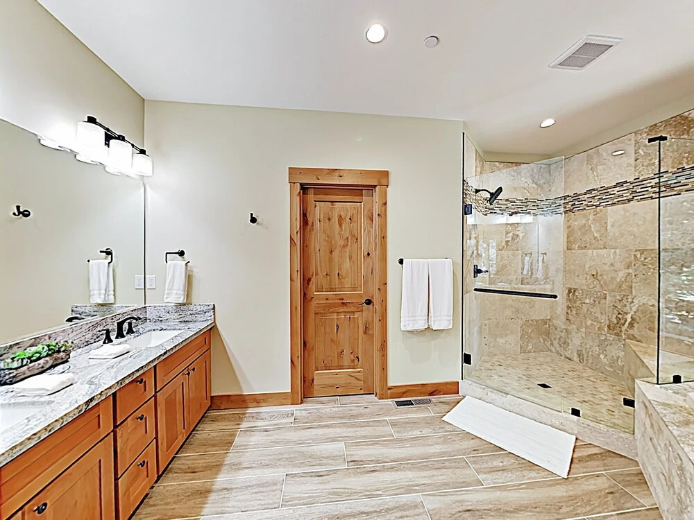New Listing! Stylish All-season Oasis, Near Slopes 3 Bedroom Home