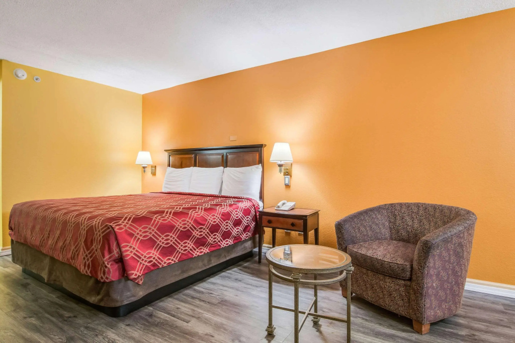 Econo Lodge At Six Flags