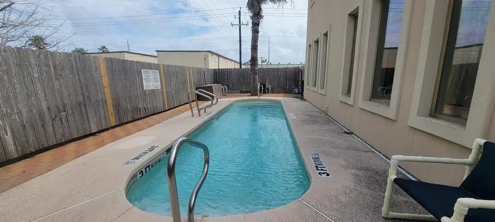 Quiet Side Street * Pool * 1.5 blocks to Beach (Aqua del Mar #4) by RedAwning