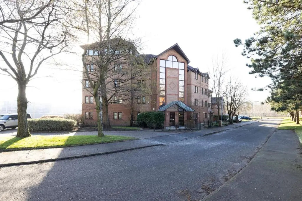 JOIVY Bright 3-Bed Flat Overlooking The Clyde